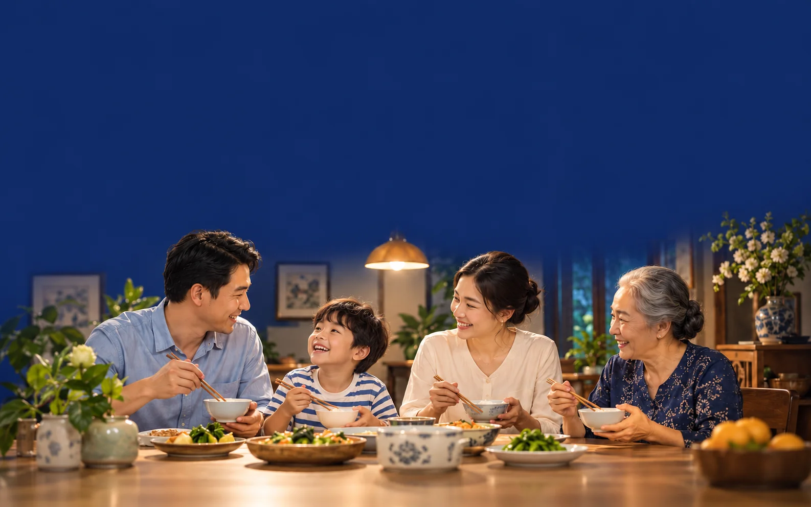 Bố mẹ, con và bà quây quần bên bữa tối.