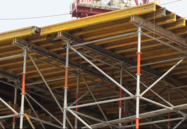 Lắp đặt hệ thống cốp pha, cây chống