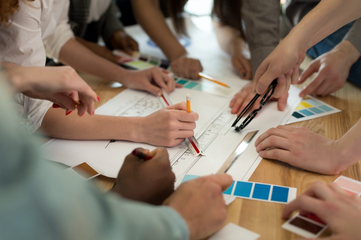 Đội ngũ nhân viên văn phòng đang thảo luận về phân tích công việc.